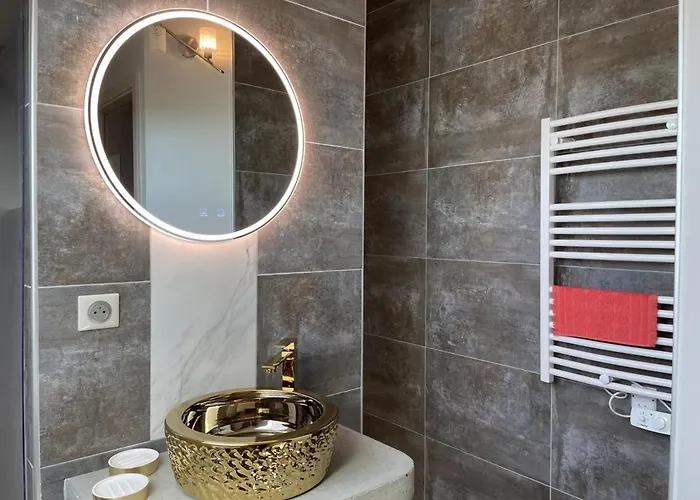 De Charme Renove A Pierrefitte-sur-loire, Vue Sur Campagne - Fr-1-489-334 *